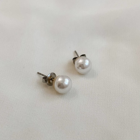 VTG Ivory Pearl Ball Gold Stud Earrings - Picture 7 of 9